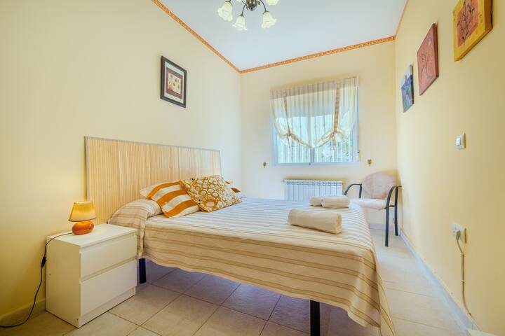 Dormitorio 4 con cama individual, mesilla y ventana: acogedor y muy luminoso.
