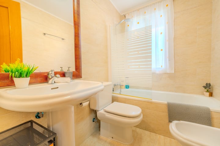 Baño completo 2 con bañera, doble lavabo y bidé: amplio y muy luminoso.