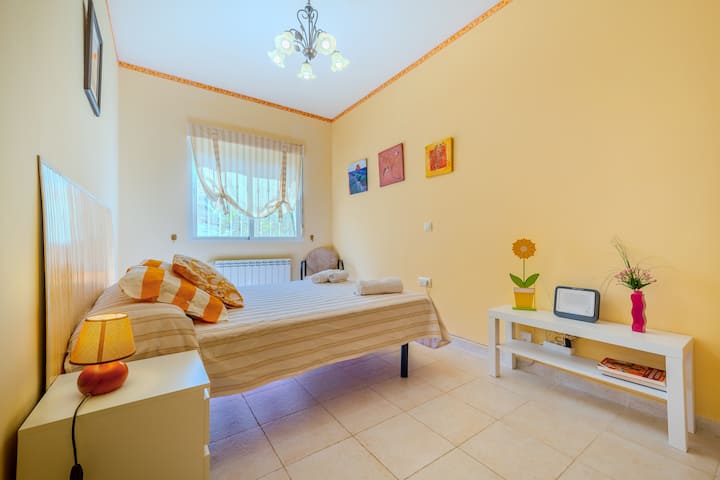 Dormitorio 4 con dos camas individuales y consola: luminoso y cómodo para amigos o niños.
