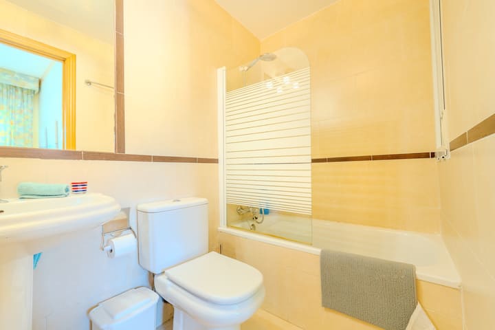 Baño completo 1 con bañera, inodoro y ventana: funcional y muy luminoso.
