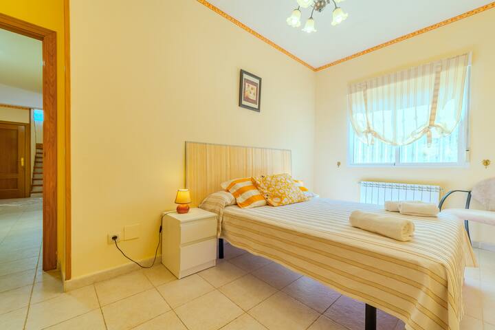 Dormitorio 4 con cama y salida al pasillo: espacio ordenado y con buena luz.