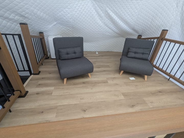 Potkrovlje iznad glavne spavaće sobe s 2 fotelje na razvlačenje