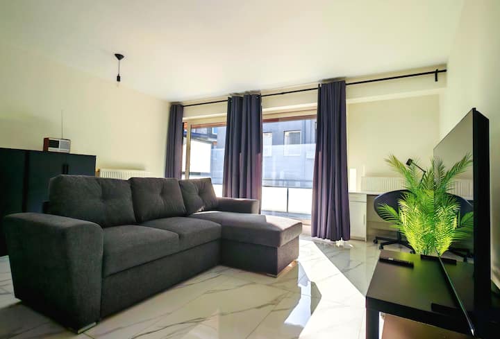 Sunny Marble Retreat 2BR + Balcón en la estación central - Conjuntos ...