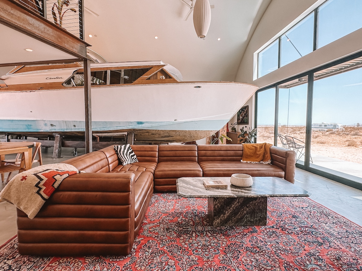 Top Airbnb: Shores of Saturn · 15 Acres, Hot Tub, Tikiboat Bar in Homestead Valley