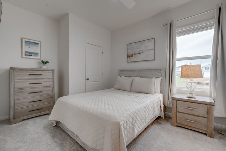 Ჩვენი სტუმრები ისიამოვნებენ მშვიდი ძილით ჩვენს საწოლში, პრემიუმ-კლასის თეთრეულითა და თეთრეულით. Ოთახებს აქვს უშუქო ფარდა და 44-დუიმიანი ტელევიზორი.