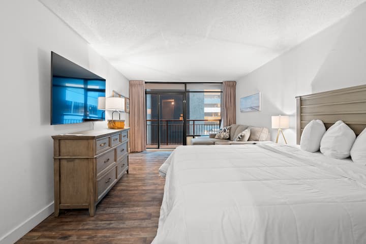 Просторно студио на брегот на океанот на Миртл Бич со брачен кревет (широк 150-179 см) и паметен телевизор