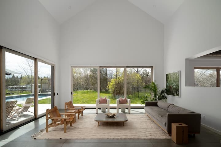 Cronk Farmhouse | Luxury Home | Heated Pool - Napanee