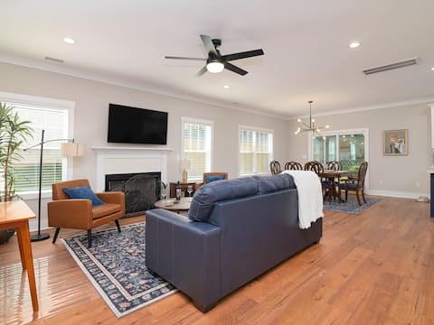 Successful Airbnb property: Modern 4BR Gem Pro Decor Fenced Yard Near DT CLT in Enderly Park