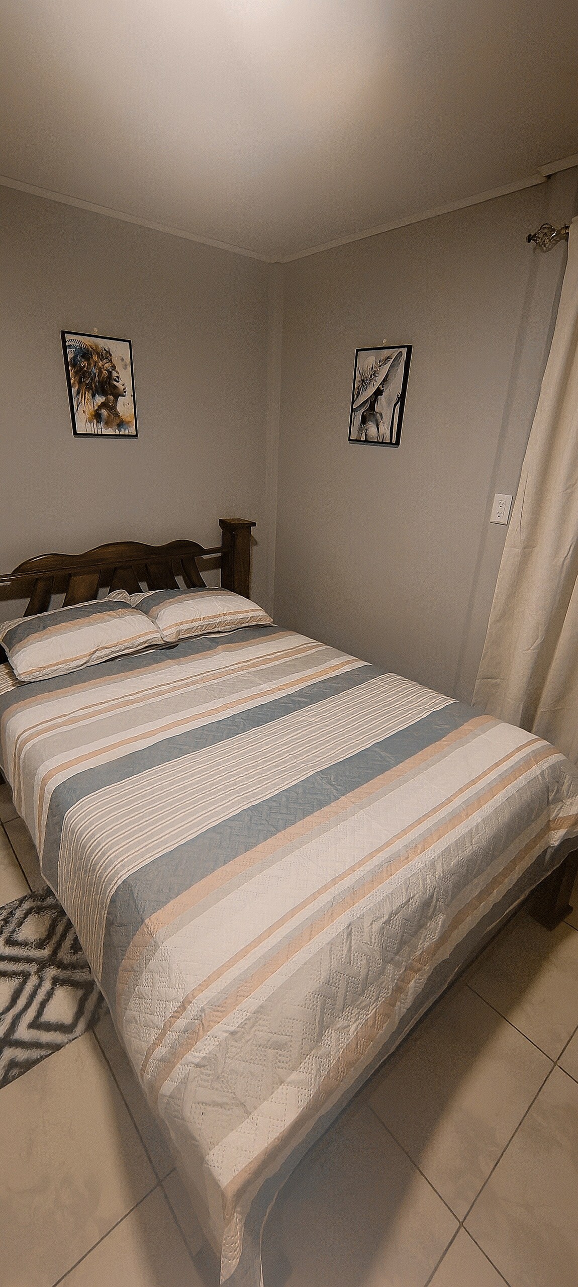 Ამ ოთახში დაგხვდებათ ორადგილიანი საწოლი, კონდიციონერი, საკაბელო ტელევიზია, ტუმბო, კარადა სარკით, ბამბის ზეწრები, ბალიშები, გადასაფარებლები. 