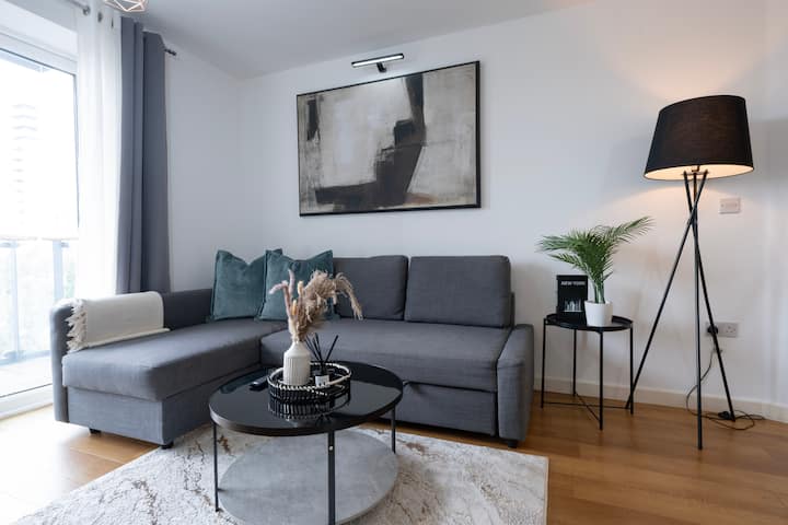 River View Apt W/ Parking + Balcony | Sleeps 4 - Gillingham