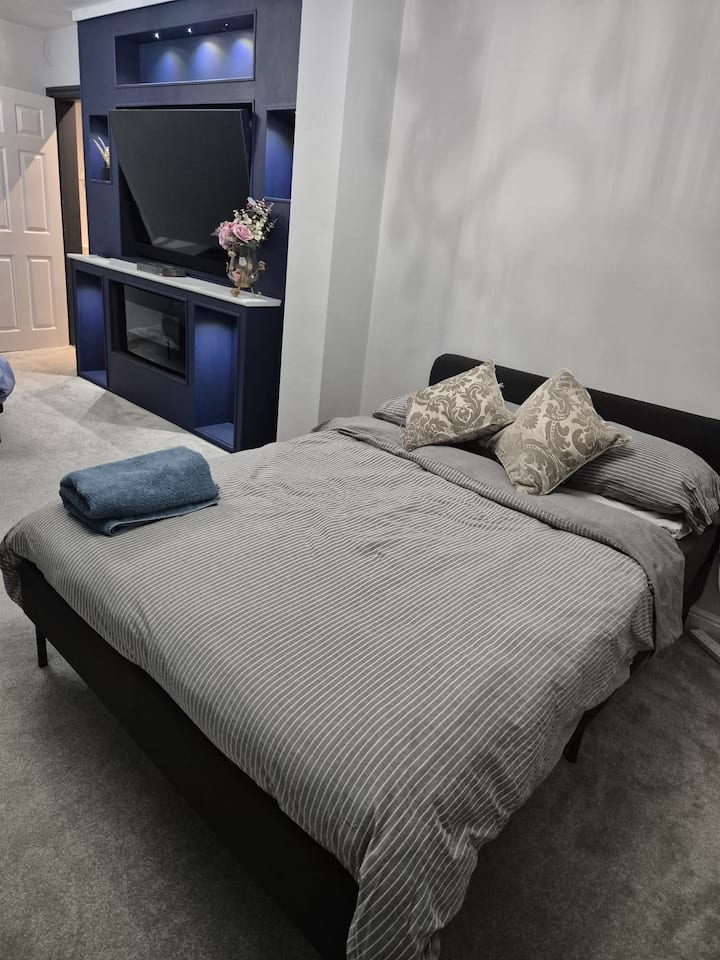 Amplia sala familiar en la planta baja con 2 camas dobles y puertas traseras que dan al patio. 

TV de 65 pulgadas con cristal de cielo 

Chimenea eléctrica. 