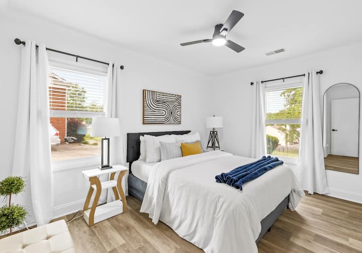 מיטת קווין סייז מפנקת ונוחה עם תחנת טעינה על שולחן צד 