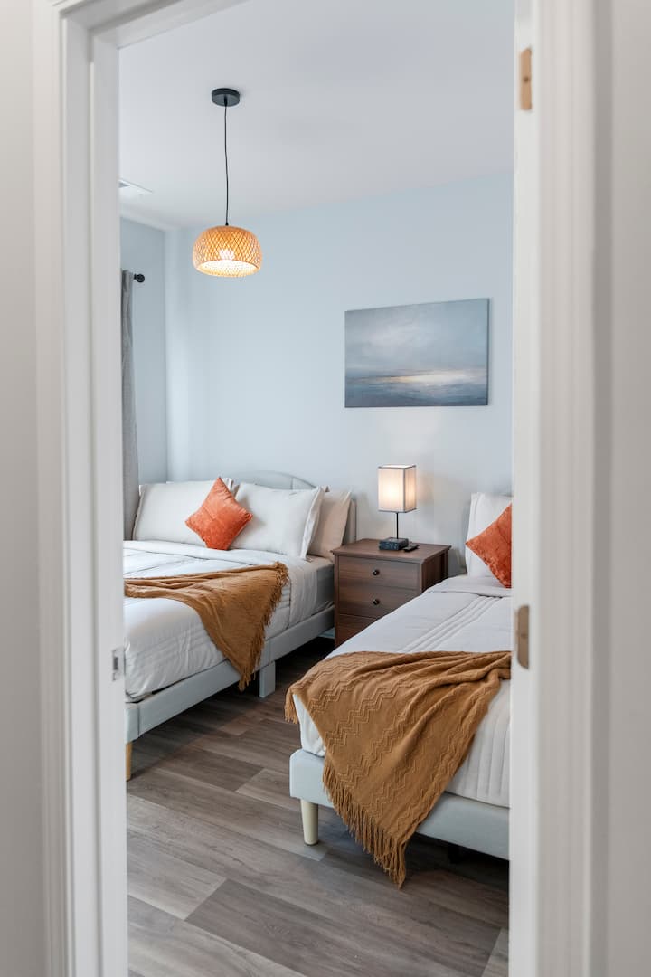 ქვემოთ მდებარე საძინებელი, რომელშიც არის 1 საწოლი და 1 ერთადგილიანი საწოლი.