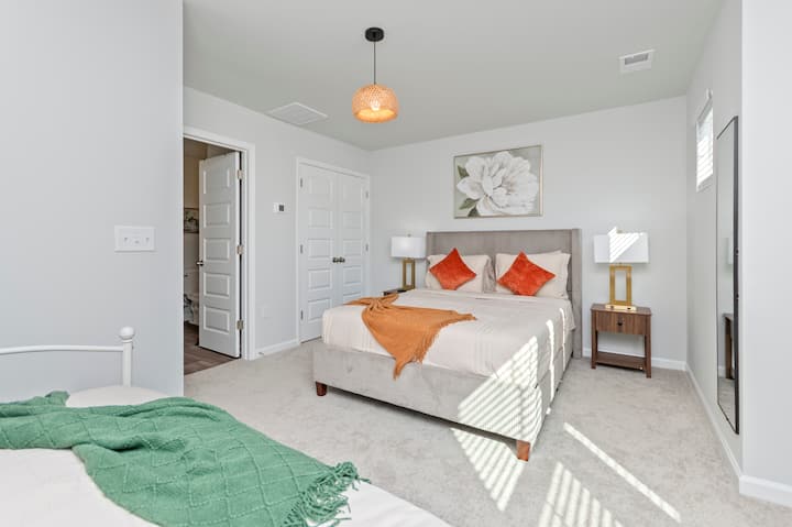 ზემო სართულზეა საძინებელი, რომელშიც არის 183×224 სმ ზომის საწოლი, დივანი‑საწოლები და აბაზანა‑ტუალეტი