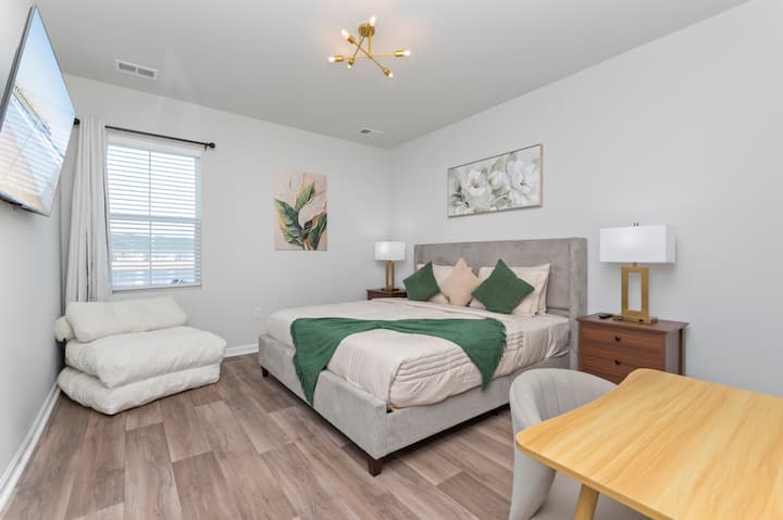 ქვედა სართულზე მდებარე საძინებელი 152‑179 სმ ზომის საწოლითა და აბაზანა‑ტუალეტით