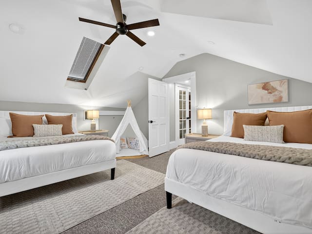 NEW Harvard Square Haven | Rooftop + Game Room gallery image 3