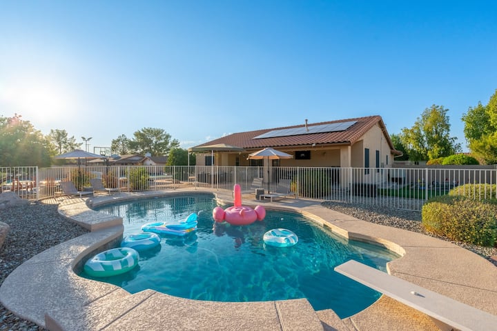 Glendale Paradise | Pool | Pickleball | Putt-Putt