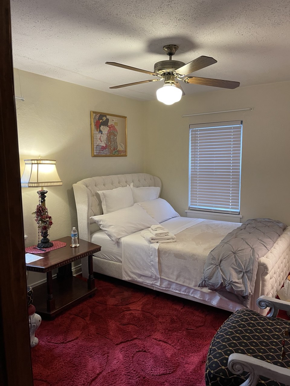 这间卧室配备全新的标准双人床，让您安然入睡。 