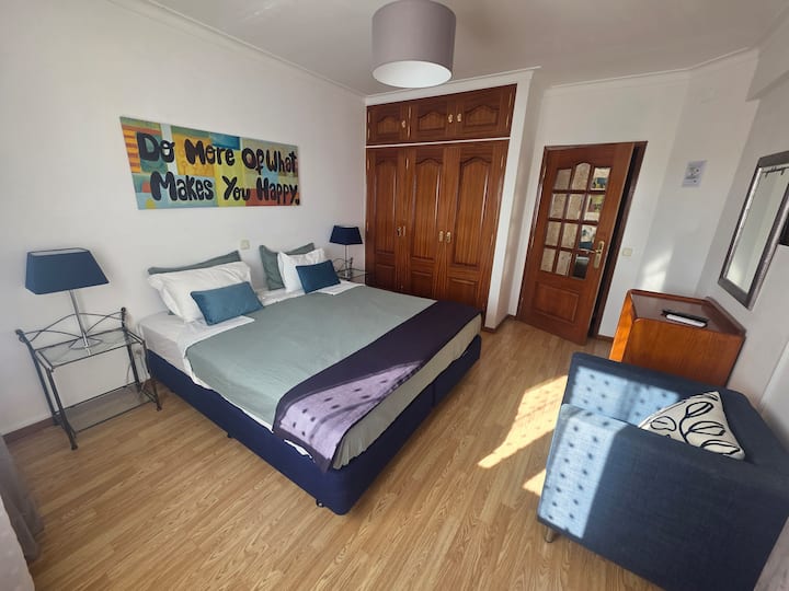 ოთახი 2 — ორსაწოლიანი საწოლით
აივნით 
ზღვის ხედი
აუზის ხედები
კონდიცირება 
ტელევიზია 