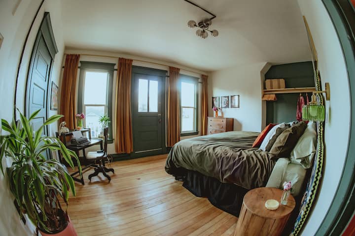 Art Immersive Boutique Suite - Apartments for Rent in Spokane