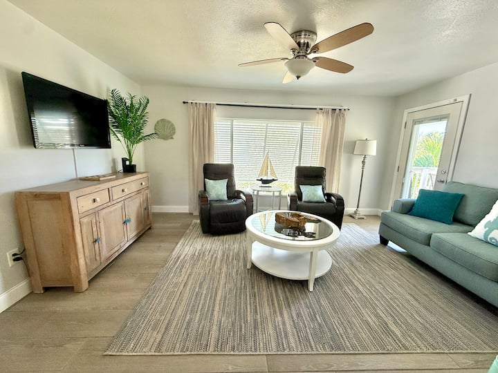 The Pink Palms Cottage *Walk To Beach* - Fort Myers Beach, FL