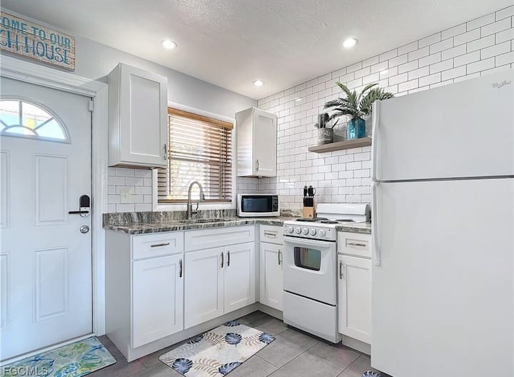 Relaxing Florida Beach Cottage - *Walk To Beach* - Fort Myers Beach, FL