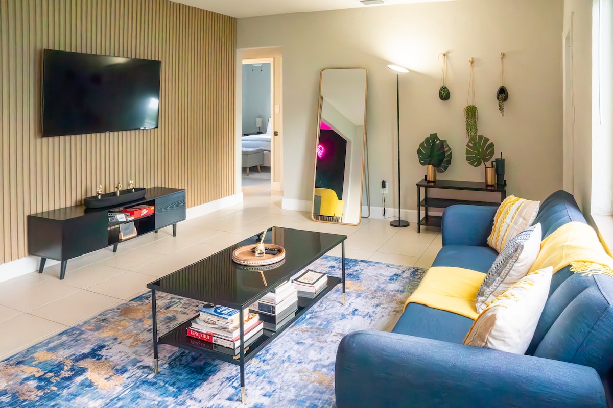 Popular Airbnb listing: Chic-Miami GoodVibesOnly–Mins to Brickell&Beaches in Shenandoah South