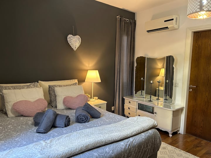 Manželská posteľ s vlastnou kúpeľňou.