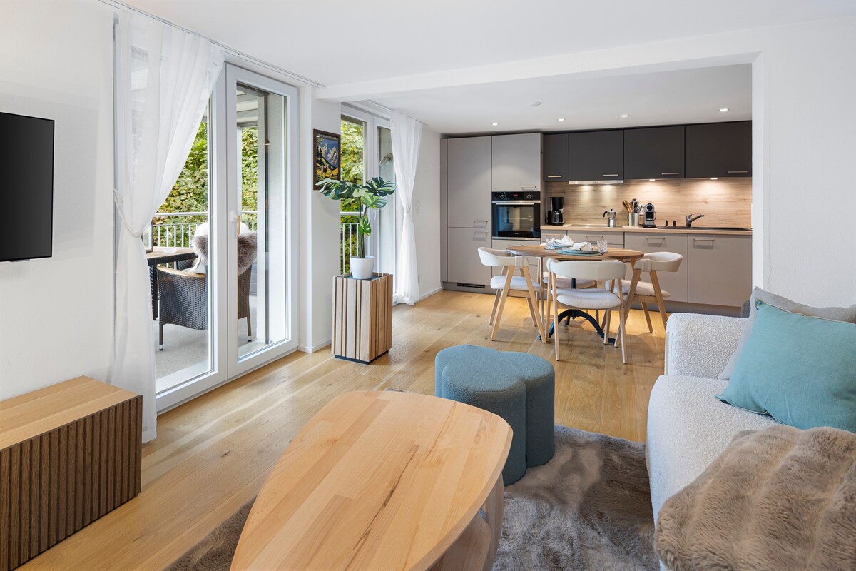 Top Airbnb: Modern apartment with balcony & parking/near lake in St. Gallen