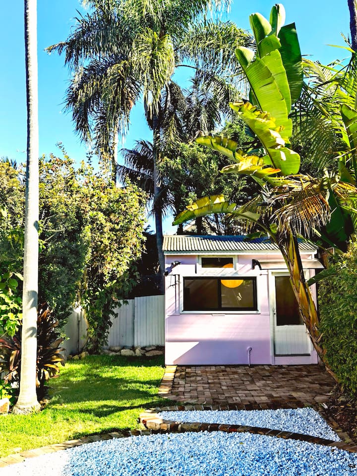 Შეისწავლეთ გასაშლელი დივანი უკანა ეზოში