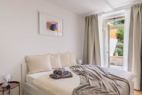 Modern Home Private Terrace,fast WI-FI, smartTV