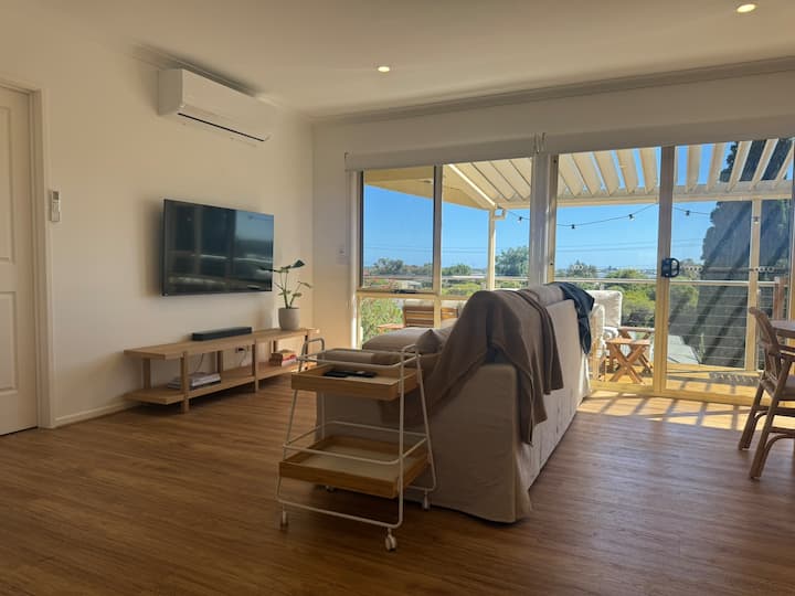 Secluded Town House, Walk Everywhere, Sleeps 10 - Ocean Grove
