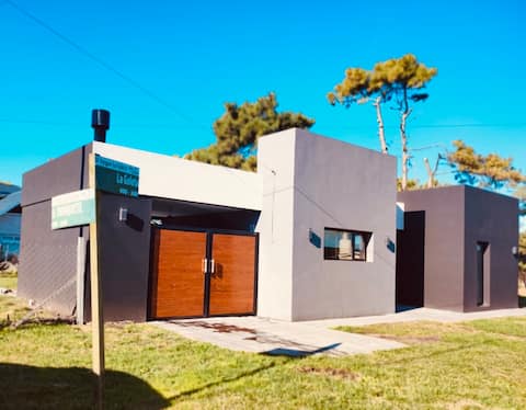 Top performing Airbnb: Beautiful house. Exclusive pool. 3 blocks from the beach in Mar De Cobo