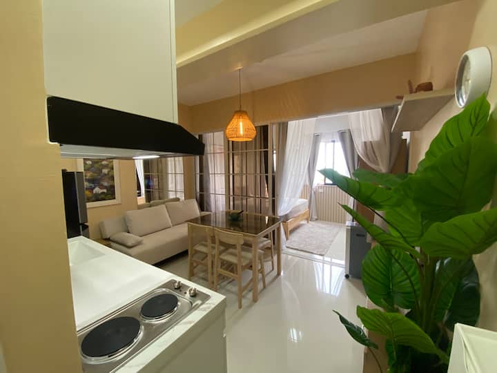 City Center 1br Condo W/ Pool & View Balcony Gym - Lapu-Lapu