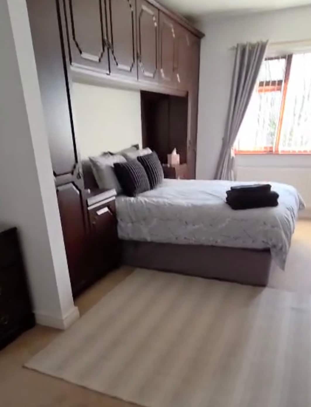 El dormitorio 1 está ubicado en la planta baja: dormitorio principal con cama doble con baño privado y vestidor para máxima privacidad y lujo.