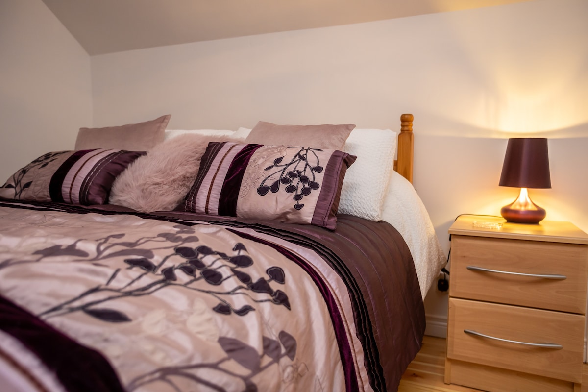 El dormitorio 3 con cama doble se encuentra arriba junto a un baño completo.