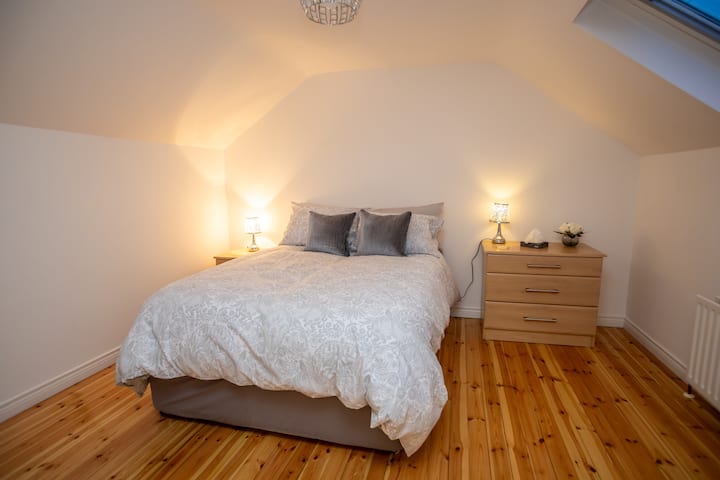 La chambre 2 est située à l'étage à gauche du palier de l'étage avec le même accès au sol à une salle de bain équipée d'une douche et d'un WC partagés entre les chambres 2 et 3. Le puits de lumière de la chambre est équipé d'un store occultant pour un sommeil réparateur.