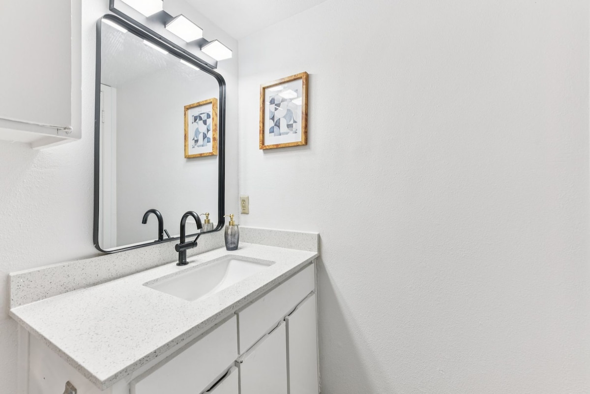 Modern, Central Austin Apt | Fully Equipped