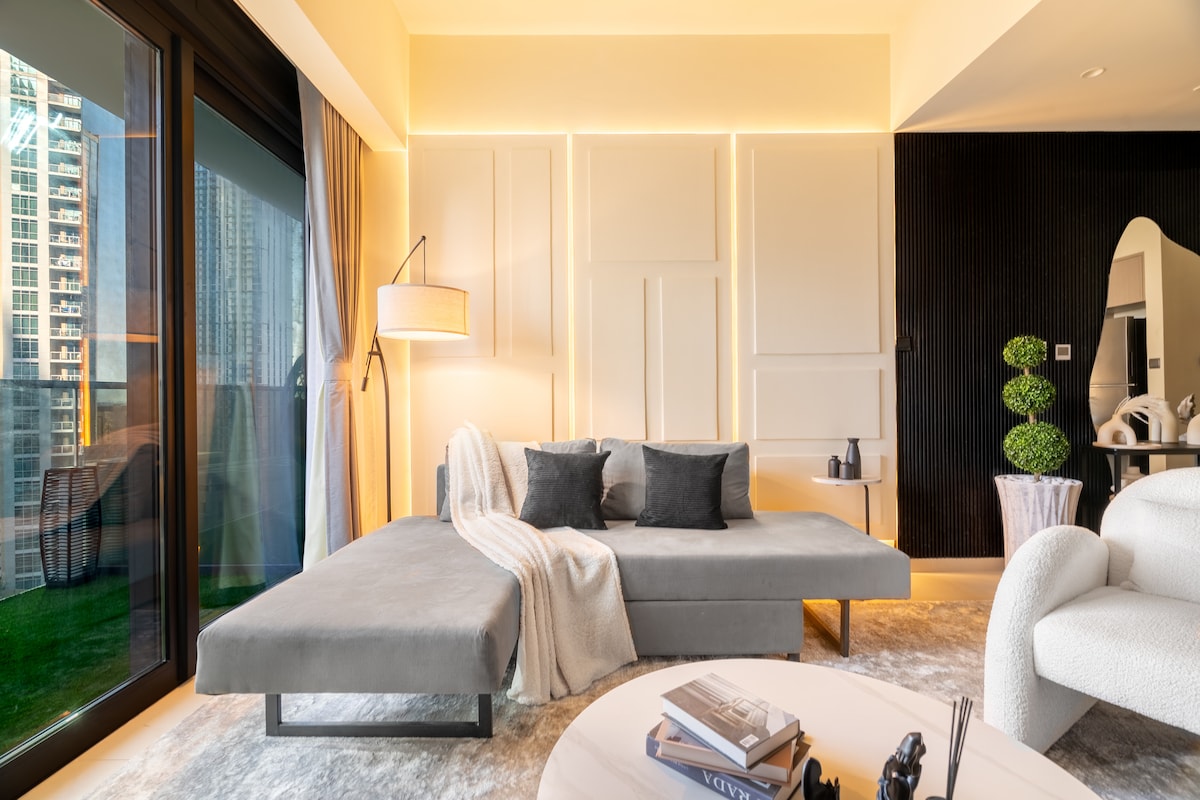 2 Bedroom Furnished Apartment with Fountain View · III 5