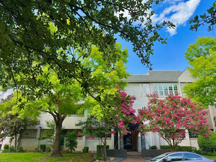 Quiet, Gated 2bd/2ba Uptown Condo With Parking - Dallas, TX