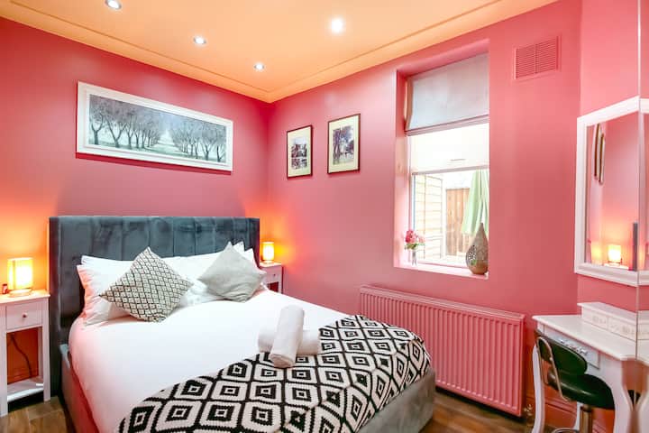 舒适的卧室配备梳妆台，是您的中心休息区