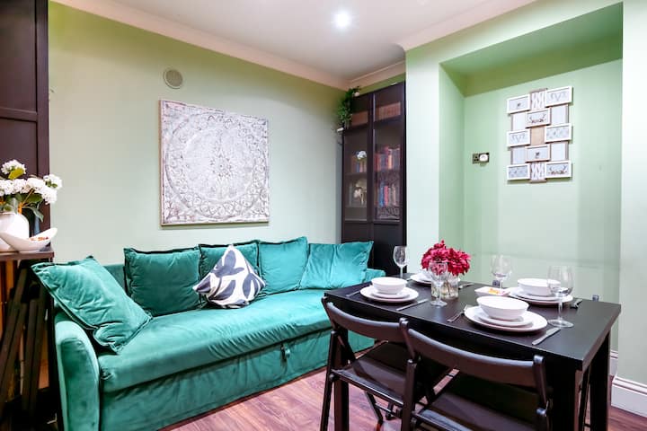 舒适的起居区，配有舒适的沙发，您可以整晚观看电影，或者在您喜欢的时候观看电影。 