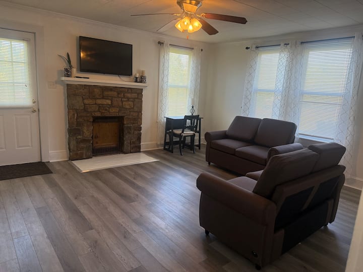 Small & Quaint Located Near Hospital/colleges/mall - Winston-Salem, NC