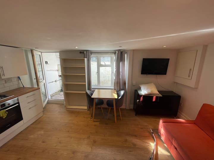 1 Bedroom Flat With Own Entrance - Reading