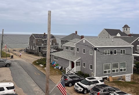 Shoreline Serenity: Your Coastal Escape Marshfield