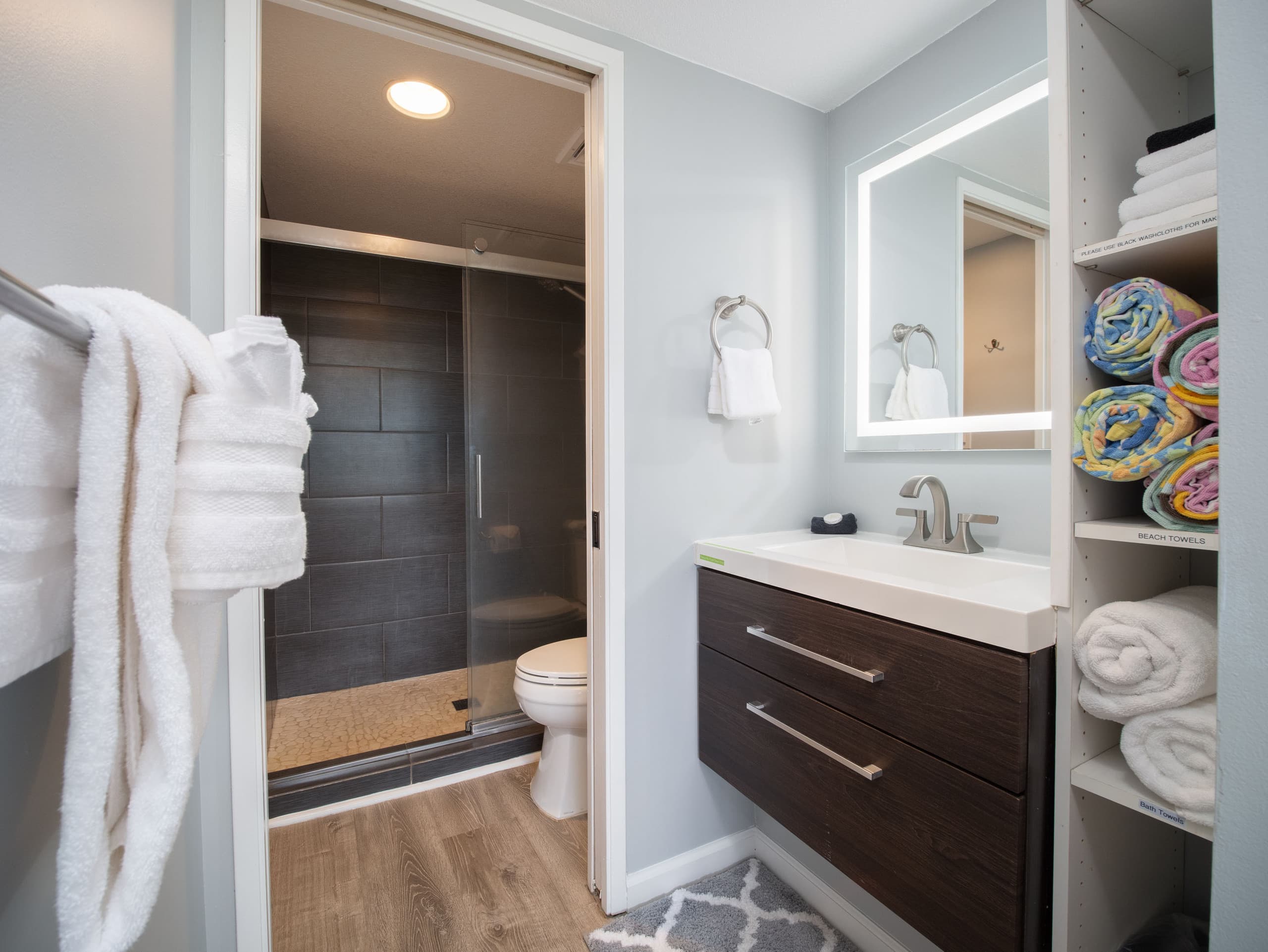 Cozy Hotel-Style Studio Room + Private Lanai w/AC - Image 5