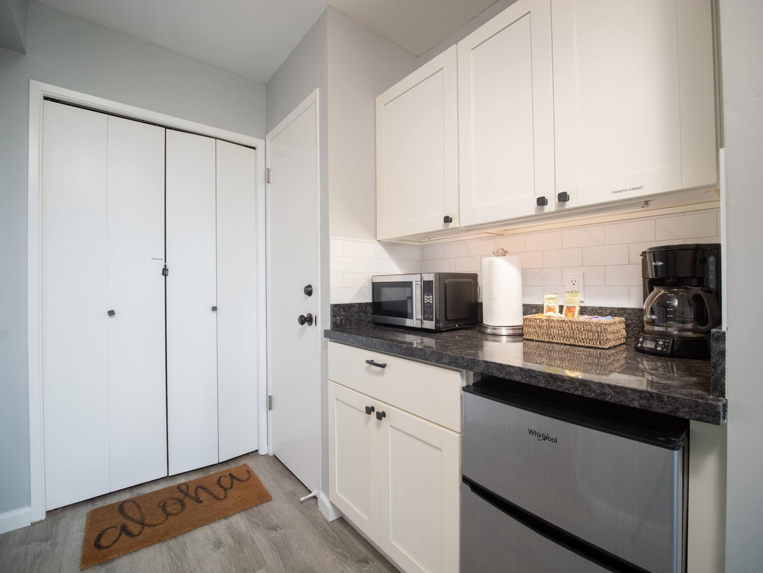 Cozy Hotel-Style Studio Room + Private Lanai w/AC - Image 2