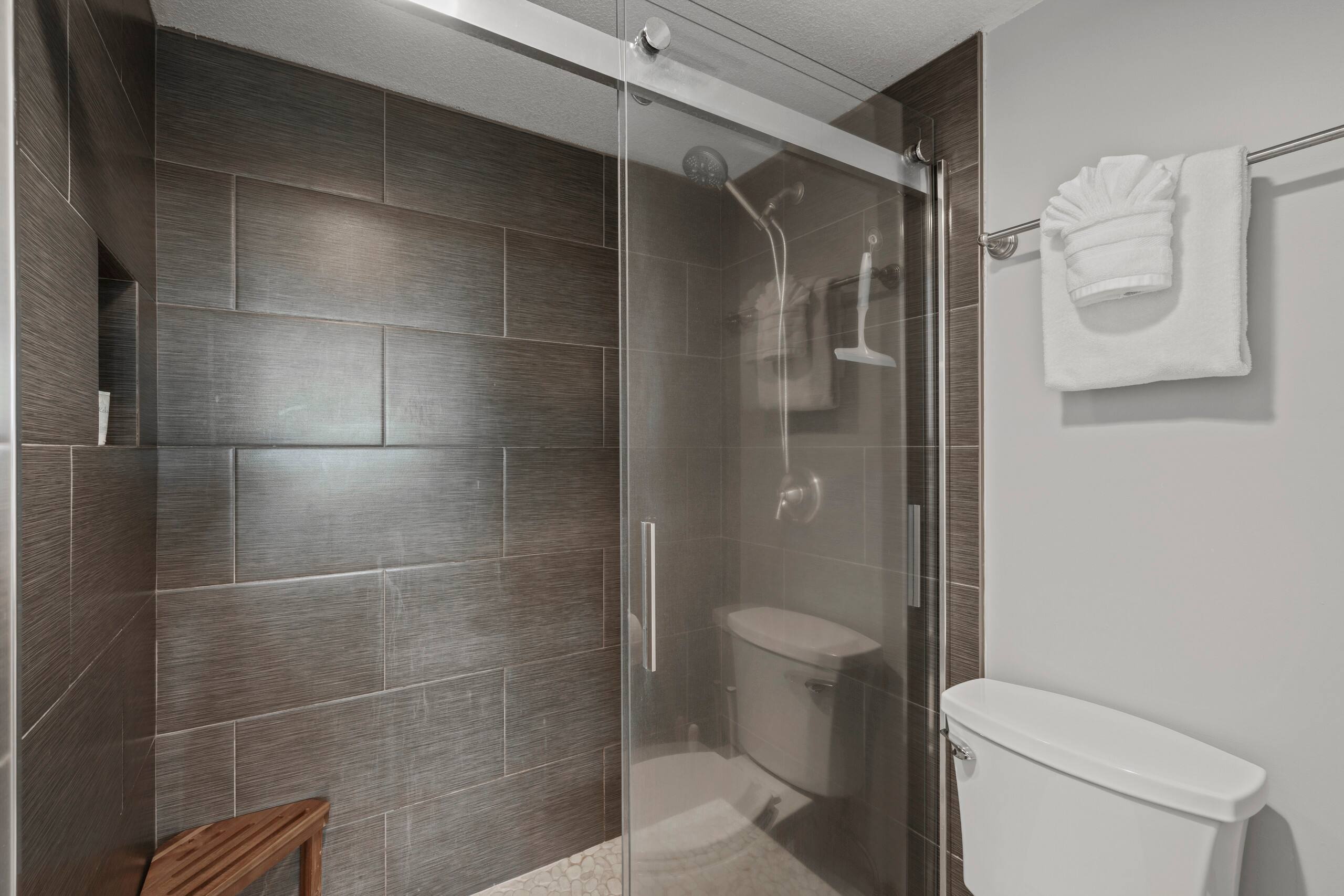 Cozy Hotel-Style Studio Room + Private Lanai w/AC - Image 6