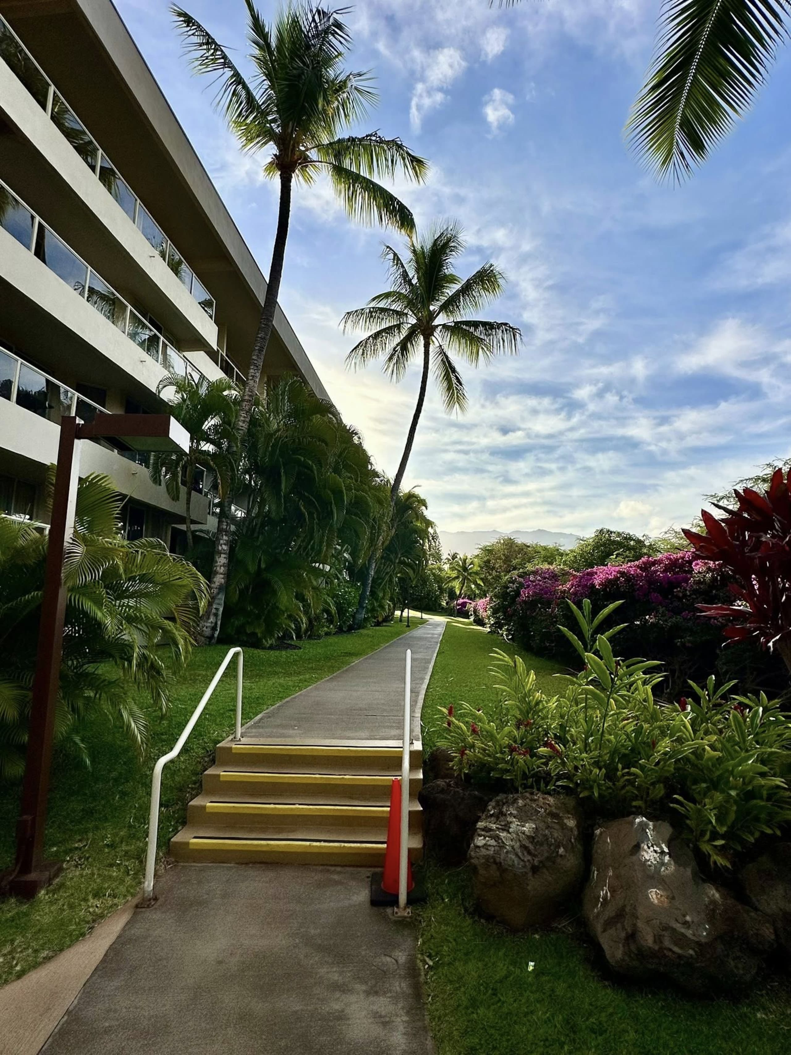 Cozy Hotel-Style Studio Room + Private Lanai w/AC - Image 13