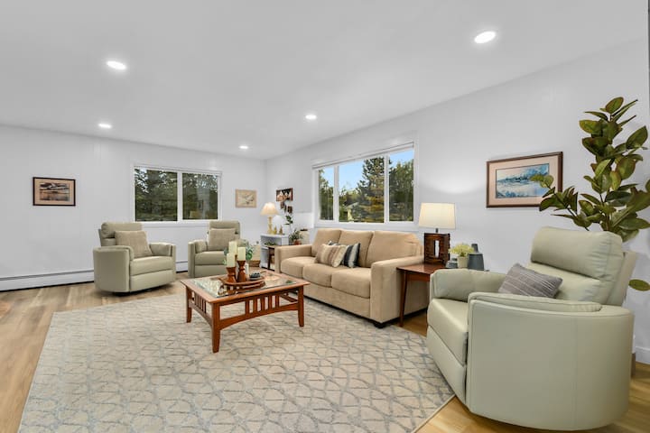 Big, Bright Home W/hot Tub, Close To Trails & Lake - Anchorage